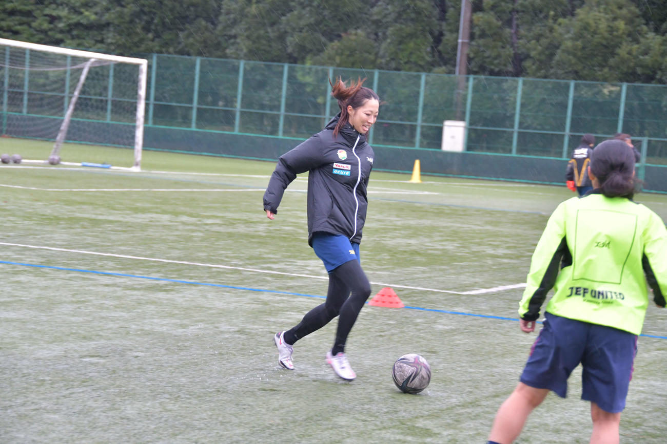 第1子出産後初練習で笑顔を見せる、千葉FW大滝　（C）JEFUNITED