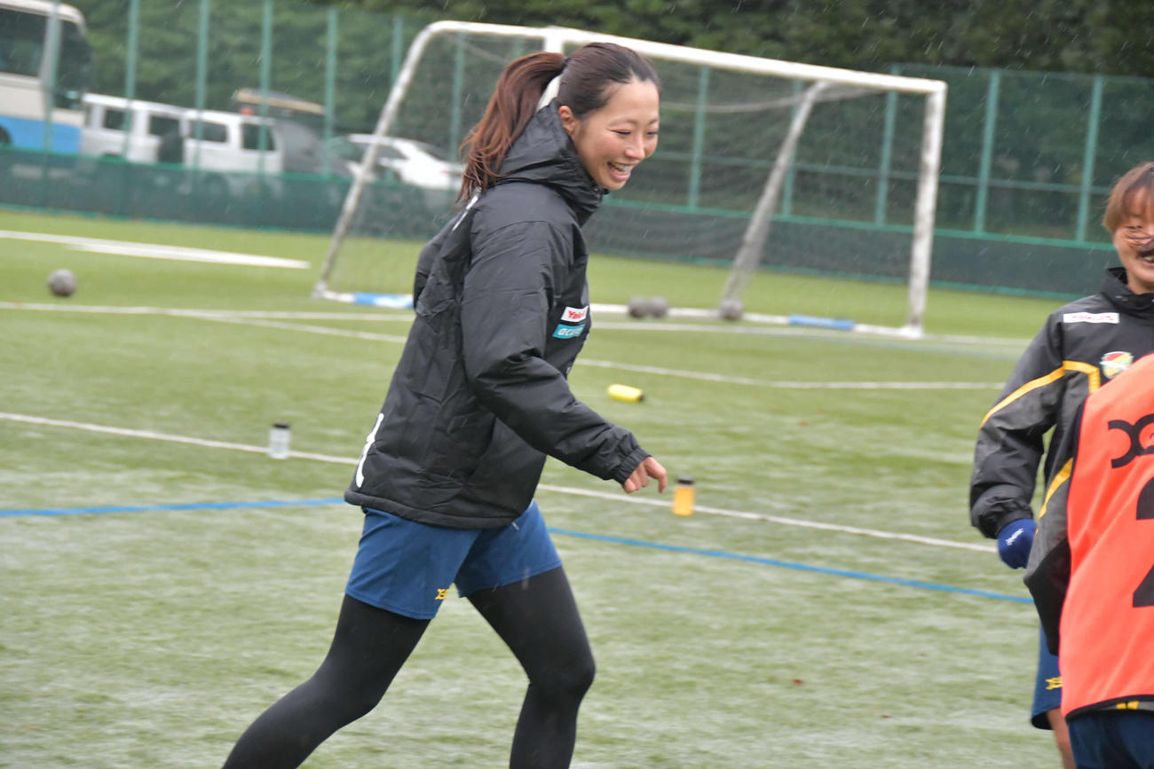 第1子出産後初練習で笑顔を見せる、千葉FW大滝　（C）JEFUNITED