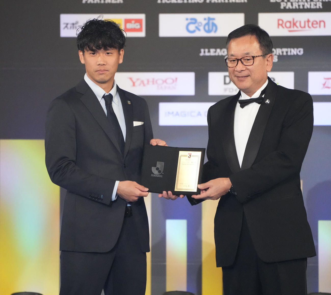 12月6日、2021Jリーグアウォーズでフェアプレー個人賞を受賞した川崎F山根視来（左）