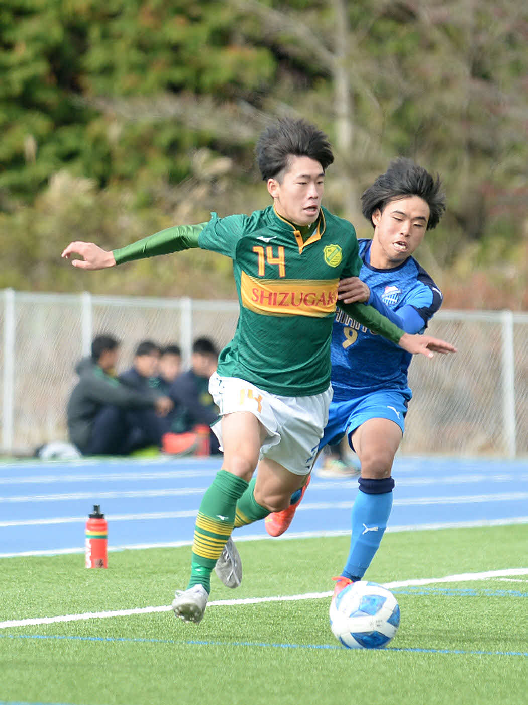 ドリブルでサイドを駆け上がる静岡学園・西村（左）