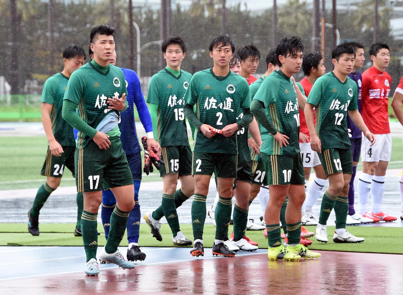 仙台大MF藤田（中央）らは、初戦で敗退し肩を落とす
