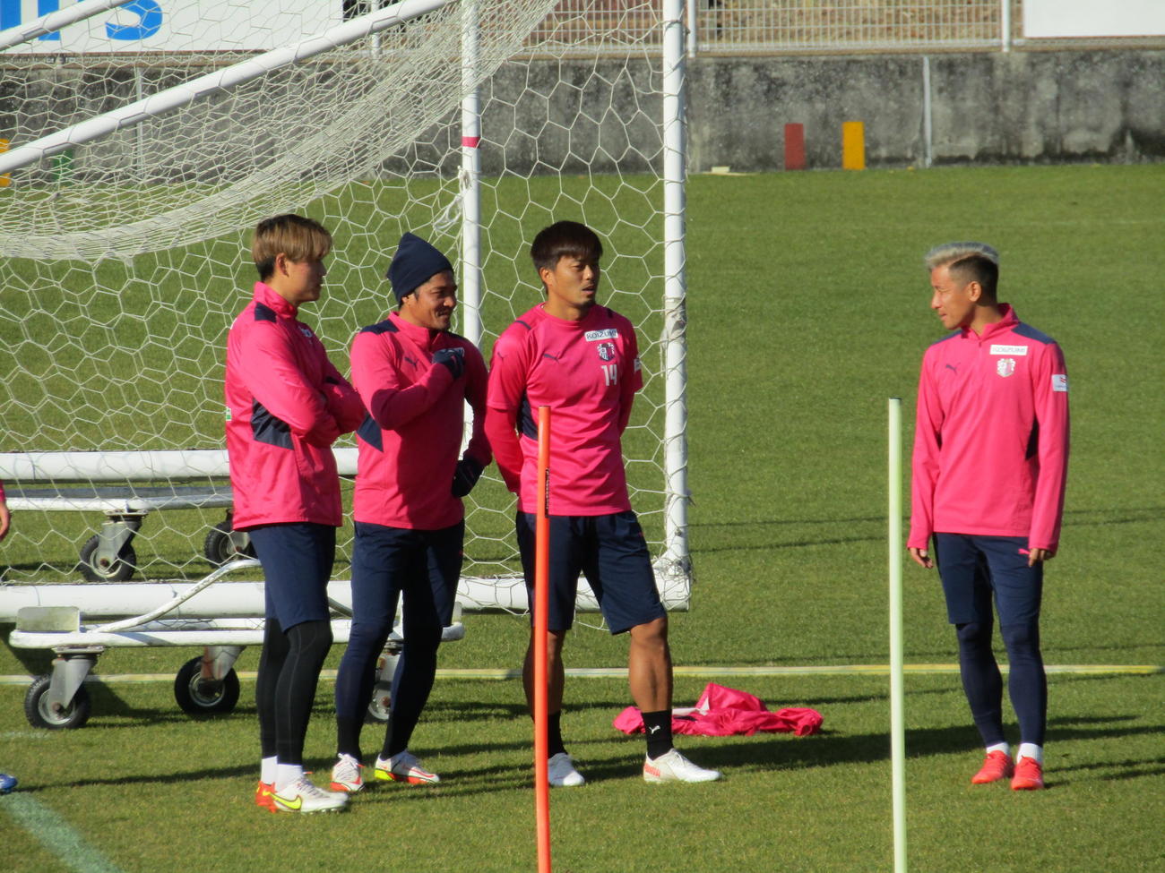 今季限りで現役引退のC大阪大久保嘉人（左から2人目）は最後の公開練習で汗を流す