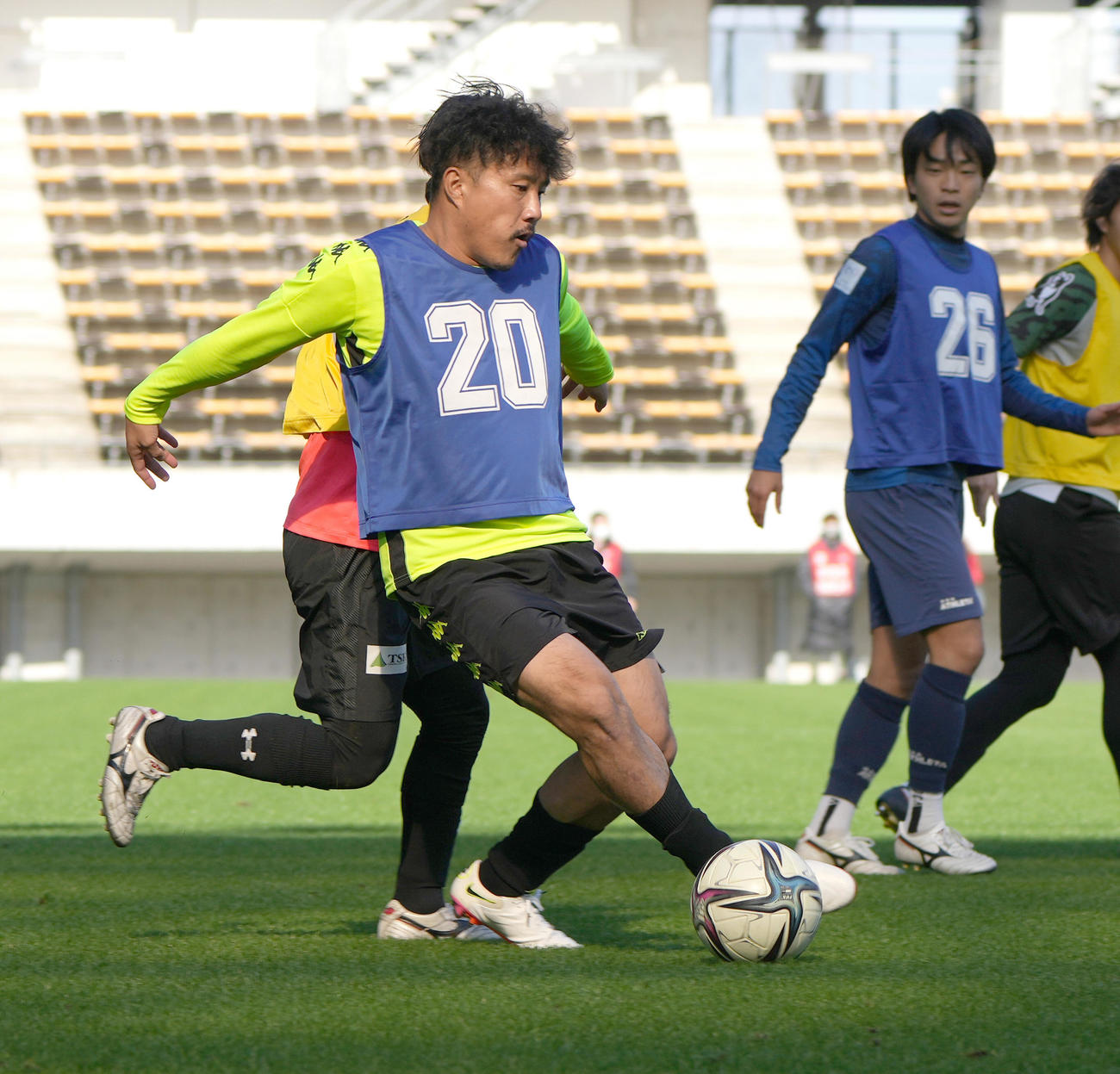 11対11の試合形式でボールをキープする安田（撮影・小沢裕）