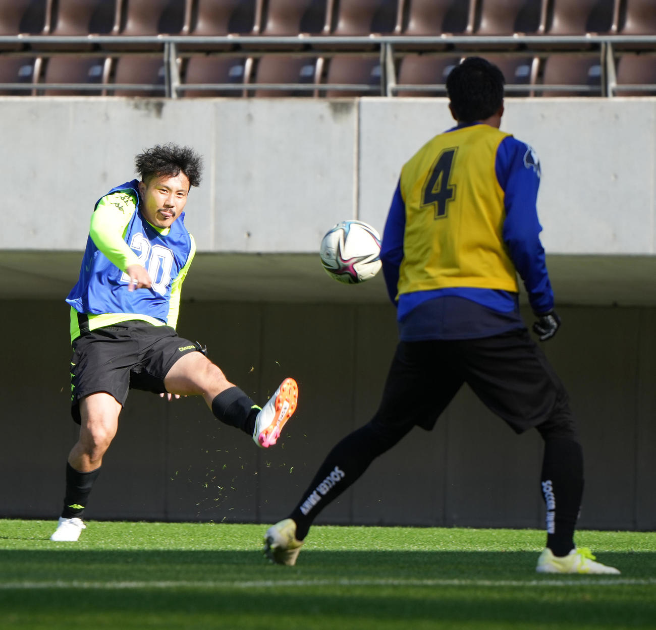 11対11の試合形式でセンタリングを上げる安田（撮影・小沢裕）