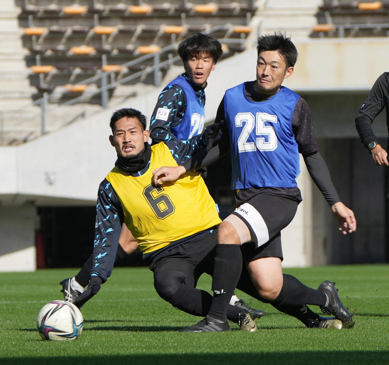 2021 JPFAトライアウト午前の部、試合形式でプレーする前田（左）と鮫島（撮影・小沢裕）