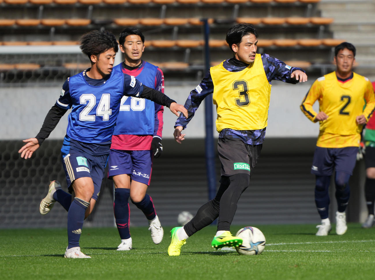 2021 JPFAトライアウト午前の部、試合形式でプレーする梁賢柱（左）と竹田（撮影・小沢裕）