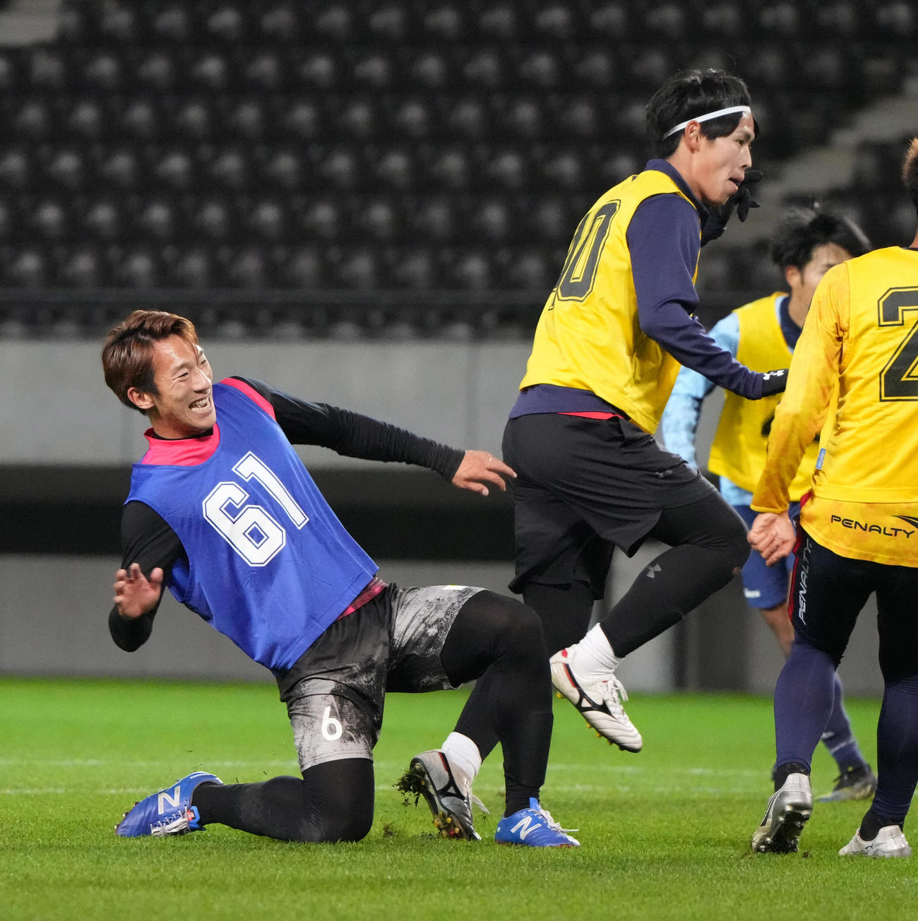 2021 JPFAトライアウト午後の部、試合形式でプレーする禹相皓（左）（撮影・小沢裕）