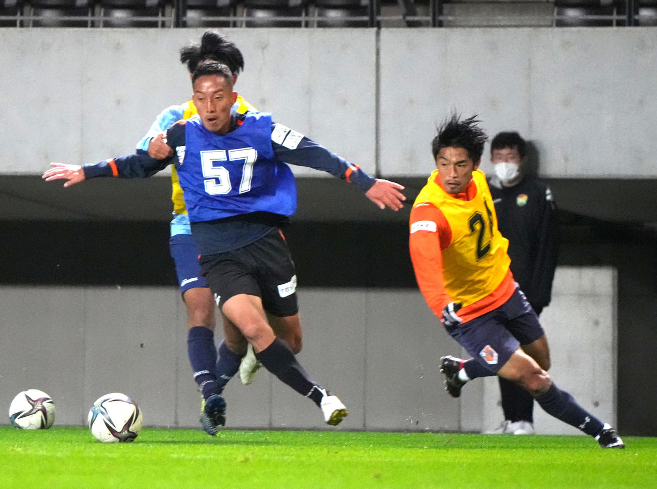 2021 JPFAトライアウト午後の部、試合形式でプレーする沢井（左）と渡部（撮影・小沢裕）