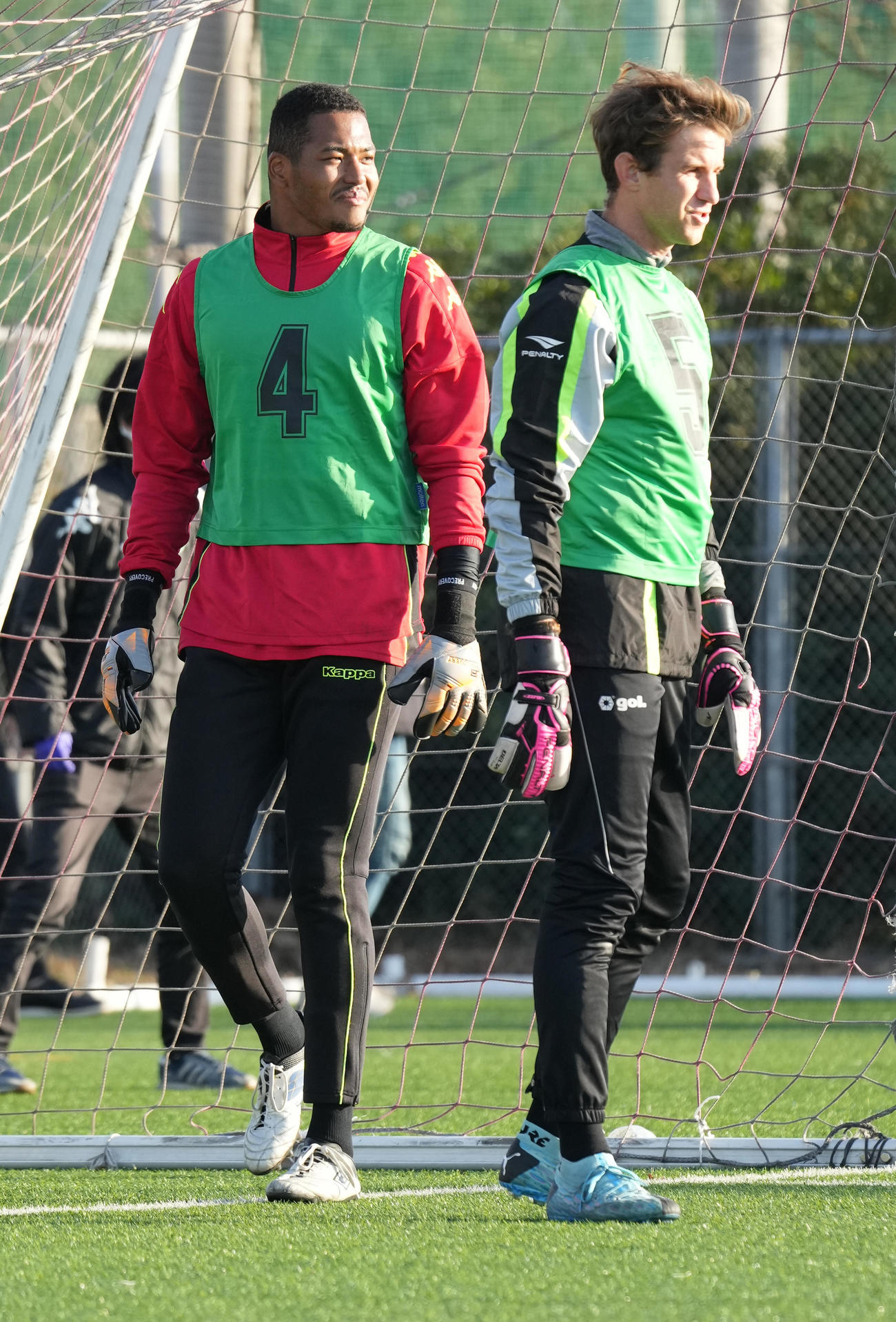 2021 JPFAトライアウト午後の部、試合形式前の練習に臨むGK相沢ピーターコアミ。右はシューラー・マテウス（撮影・小沢裕）
