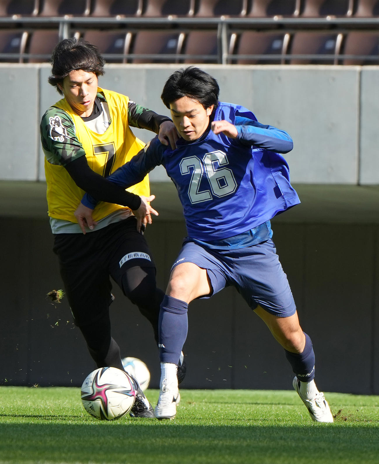 2021 JPFAトライアウト午前の部、試合形式でプレーする可児（左）と下沢（撮影・小沢裕）