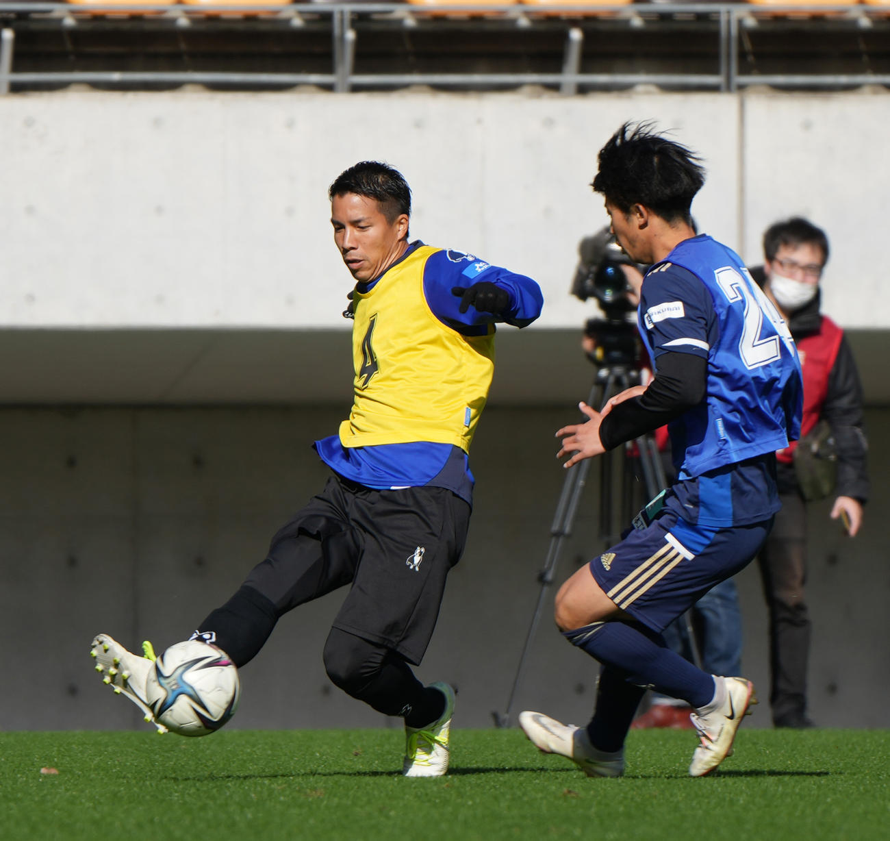 2021 JPFAトライアウト午前の部、試合形式でプレーする岸田（左）（撮影・小沢裕）