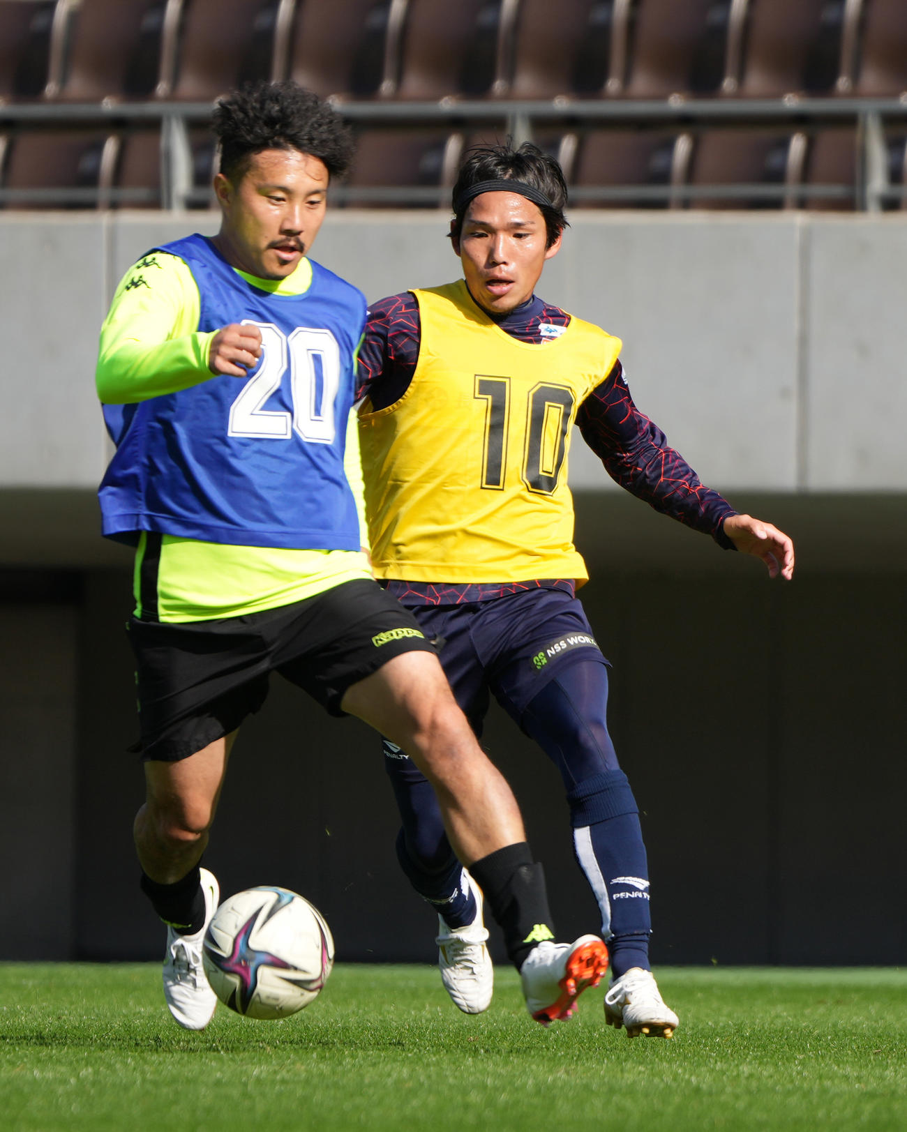 11対11の試合形式で榊（右）と競り合う安田（撮影・小沢裕）