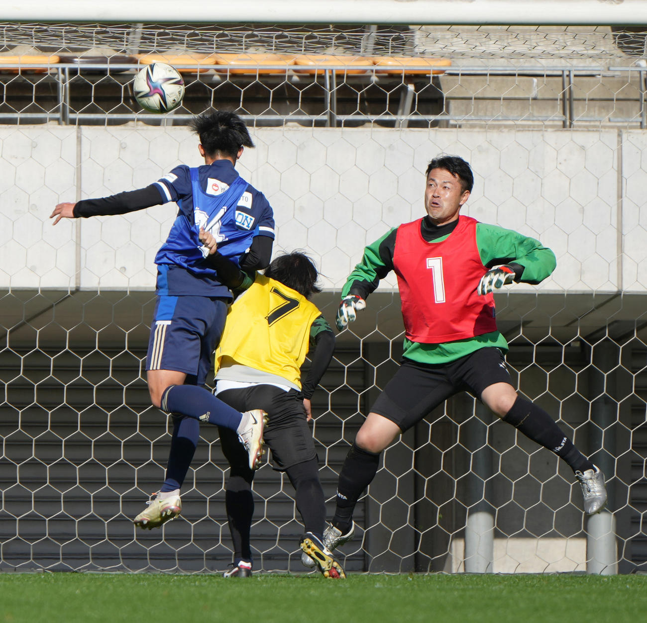 11対11の試合形式で梁賢柱（左）に先制ゴールを奪われるGK柴崎（撮影・小沢裕）