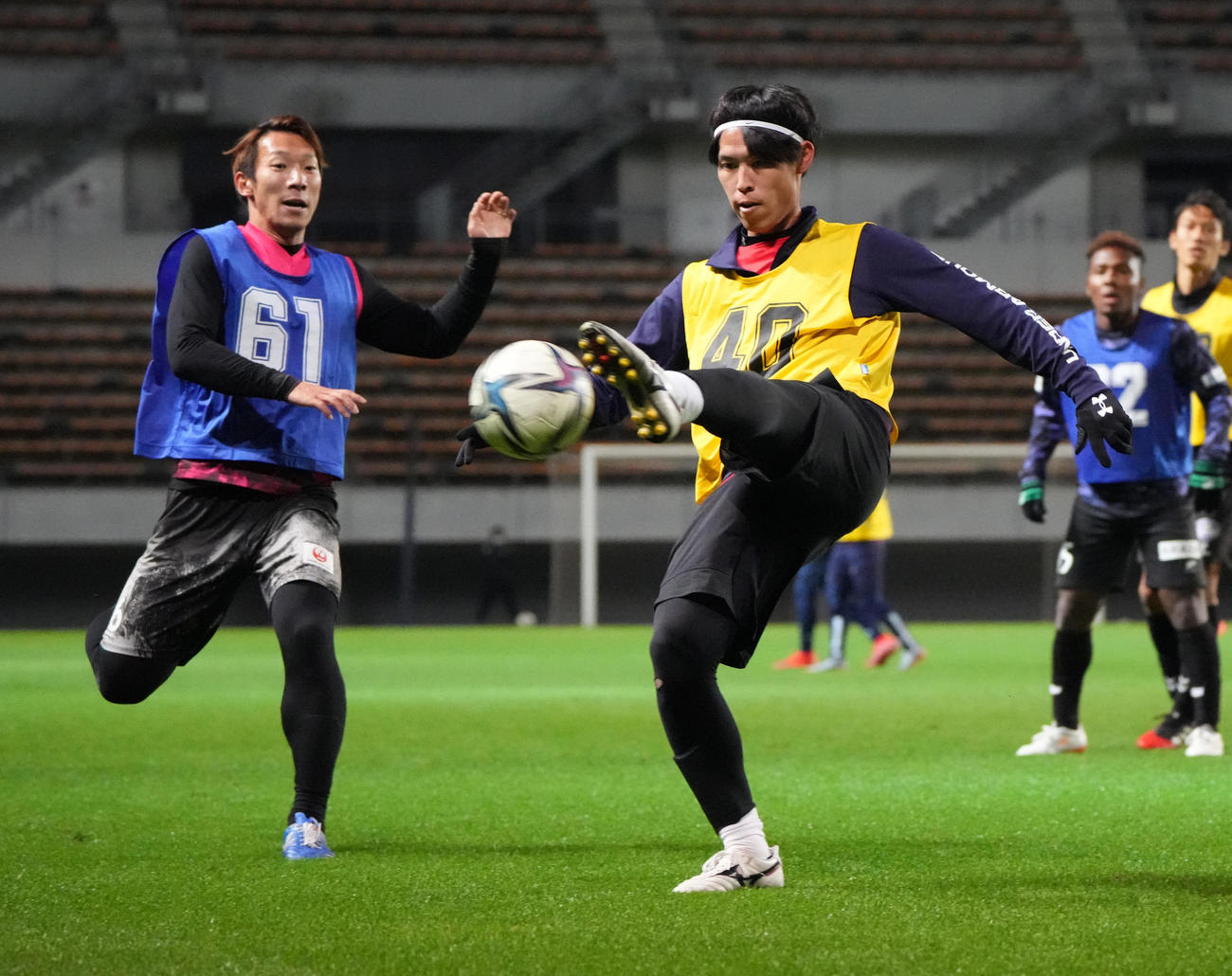 2021 JPFAトライアウト午後の部、試合形式でプレーする禹相皓（左）と栗島（撮影・小沢裕）