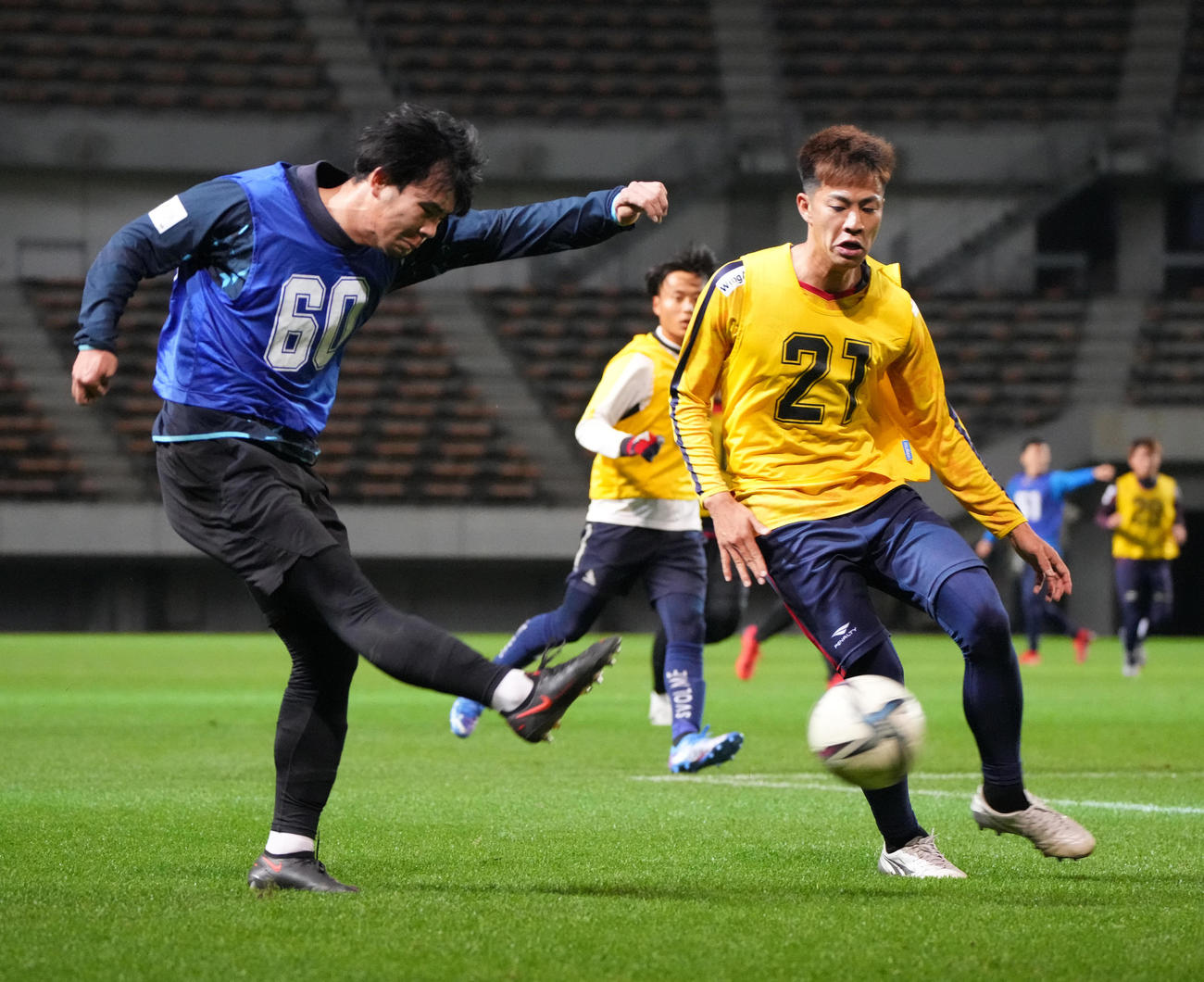 2021 JPFAトライアウト午後の部、試合形式でプレーする原山（左）と新井（撮影・小沢裕）