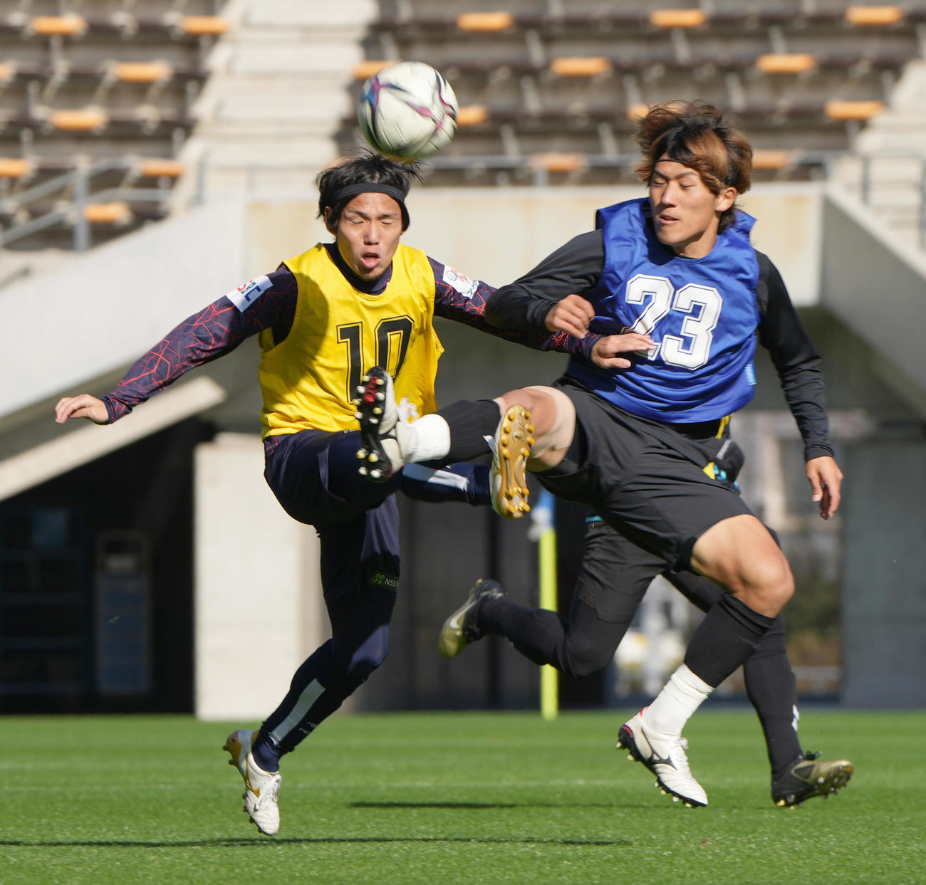 2021 JPFAトライアウト午前の部、試合形式でプレーする榊（左）と渡辺（撮影・小沢裕）