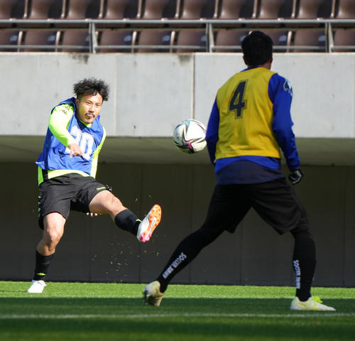 11対11の試合形式でセンタリングを上げる安田（撮影・小沢裕）