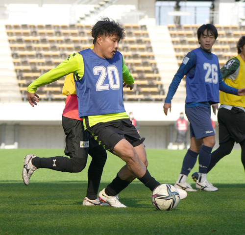 11対11の試合形式でボールをキープする安田（撮影・小沢裕）