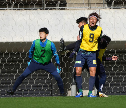 2021 JPFAトライアウト午前の部、試合形式でプレーする長谷川（左）と高崎（撮影・小沢裕）