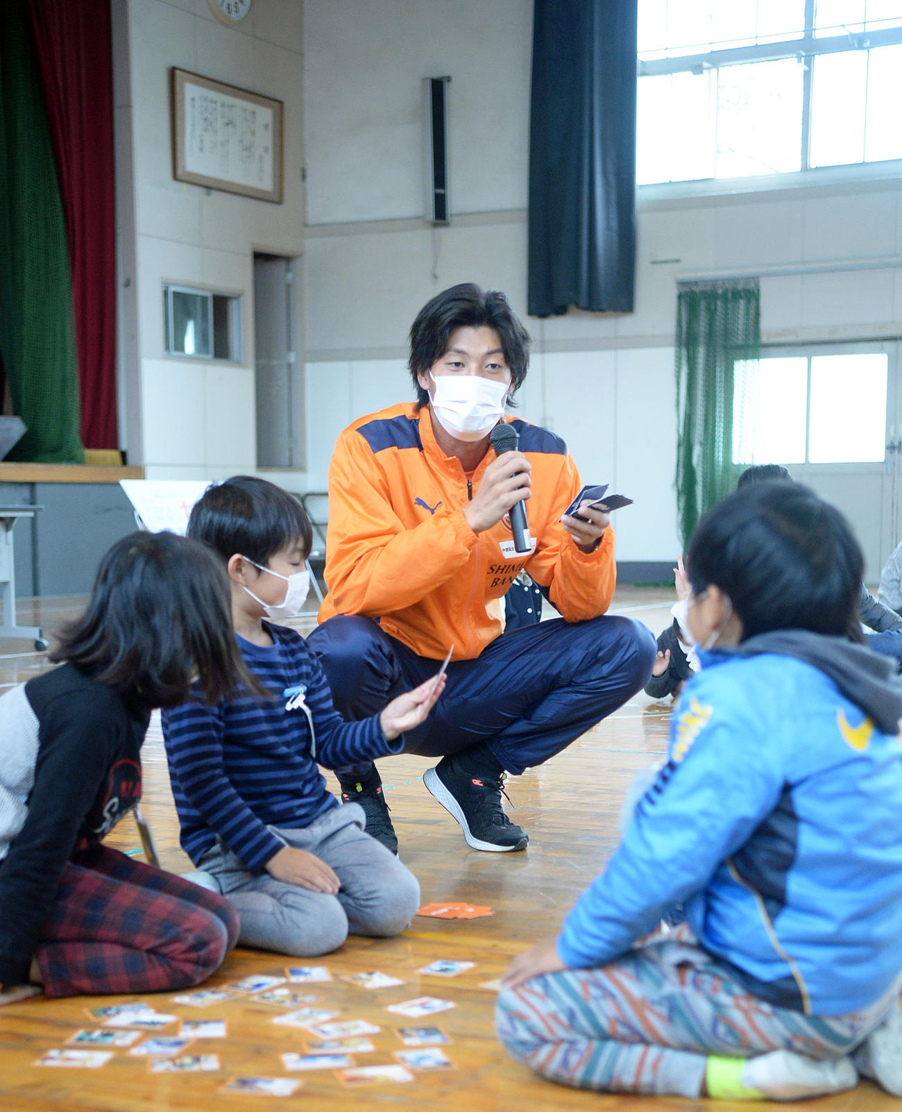 読み手としてかるた大会を行った清水・立田