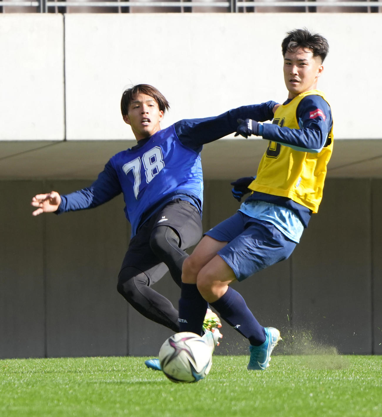 2021 JPFAトライアウト2日目午前の部、試合形式のプレーで体勢を崩しながら前線にパスを出す三宅。右は杉山（撮影・小沢裕）