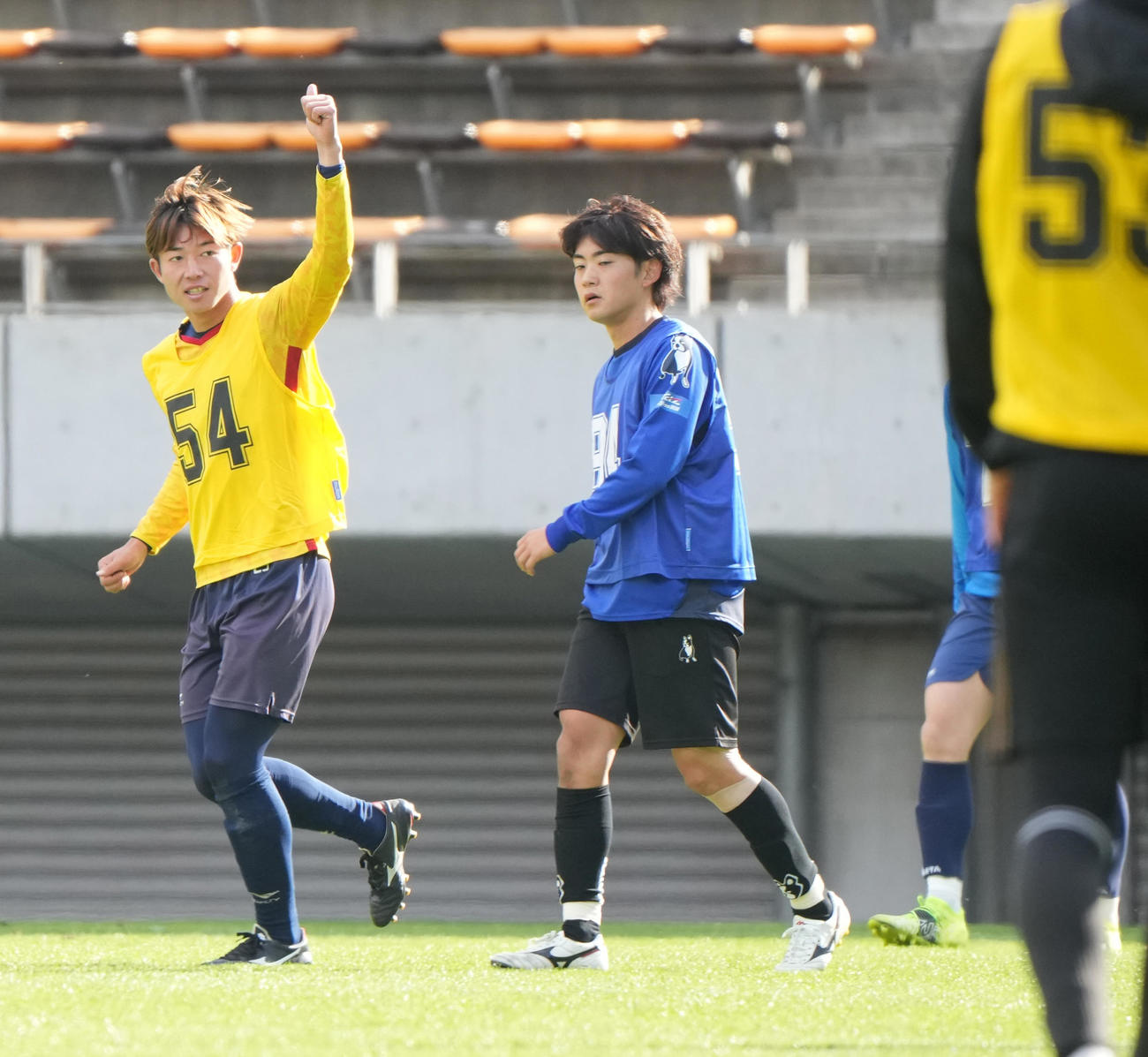 2021 JPFAトライアウト2日目午前の部、試合形式のプレーでゴールを奪いガッツポーズする佐藤（撮影・小沢裕）