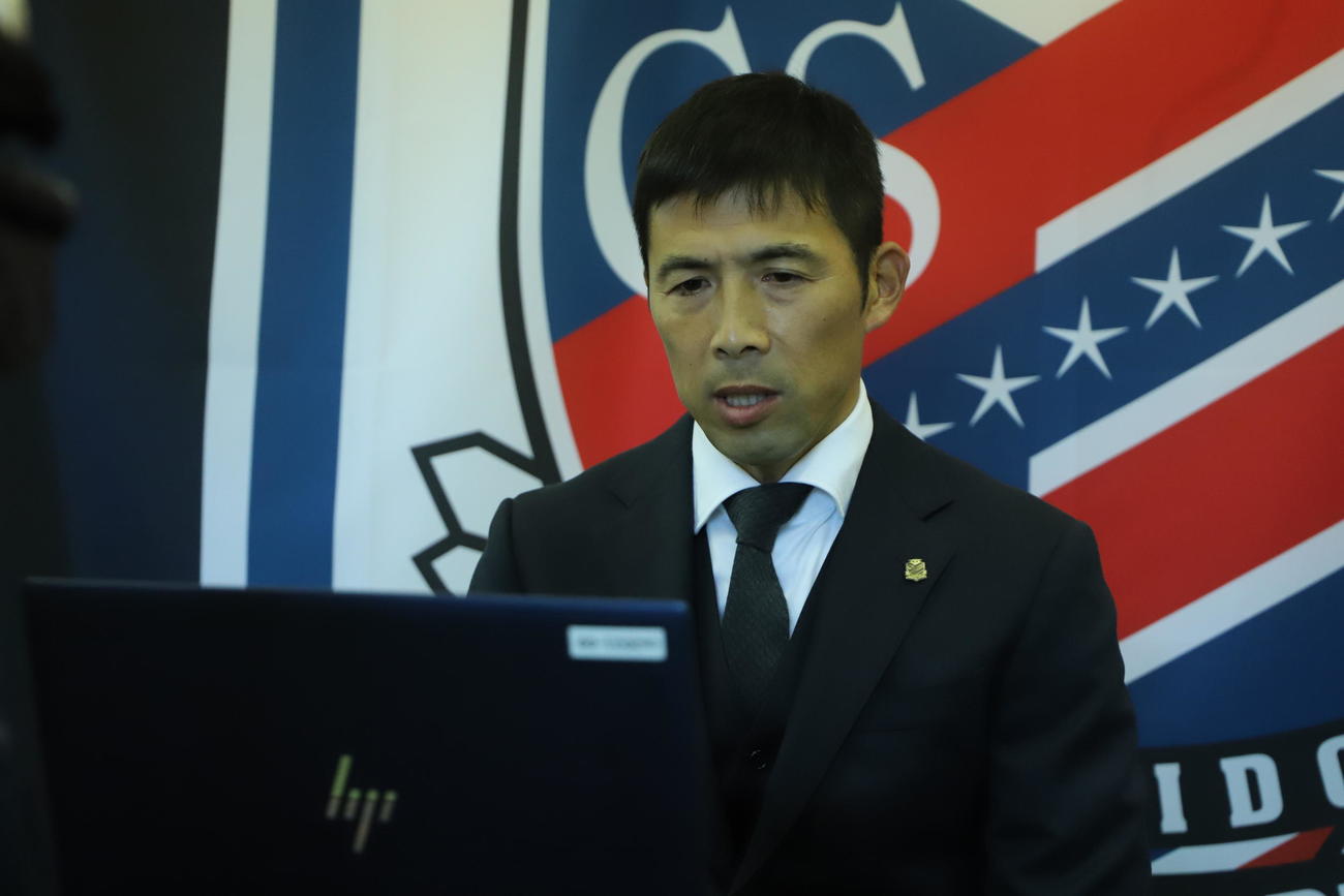 横浜FC監督就任が発表され、オンライン取材に対応する札幌四方田ヘッドコーチ（C）2021 CONSADOLE