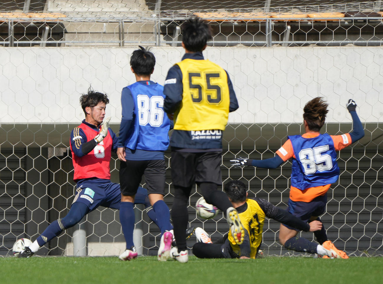 2021 JPFAトライアウト2日目午前の部、試合形式でプレーした佐相（右）は2ゴール目を奪う（撮影・小沢裕）