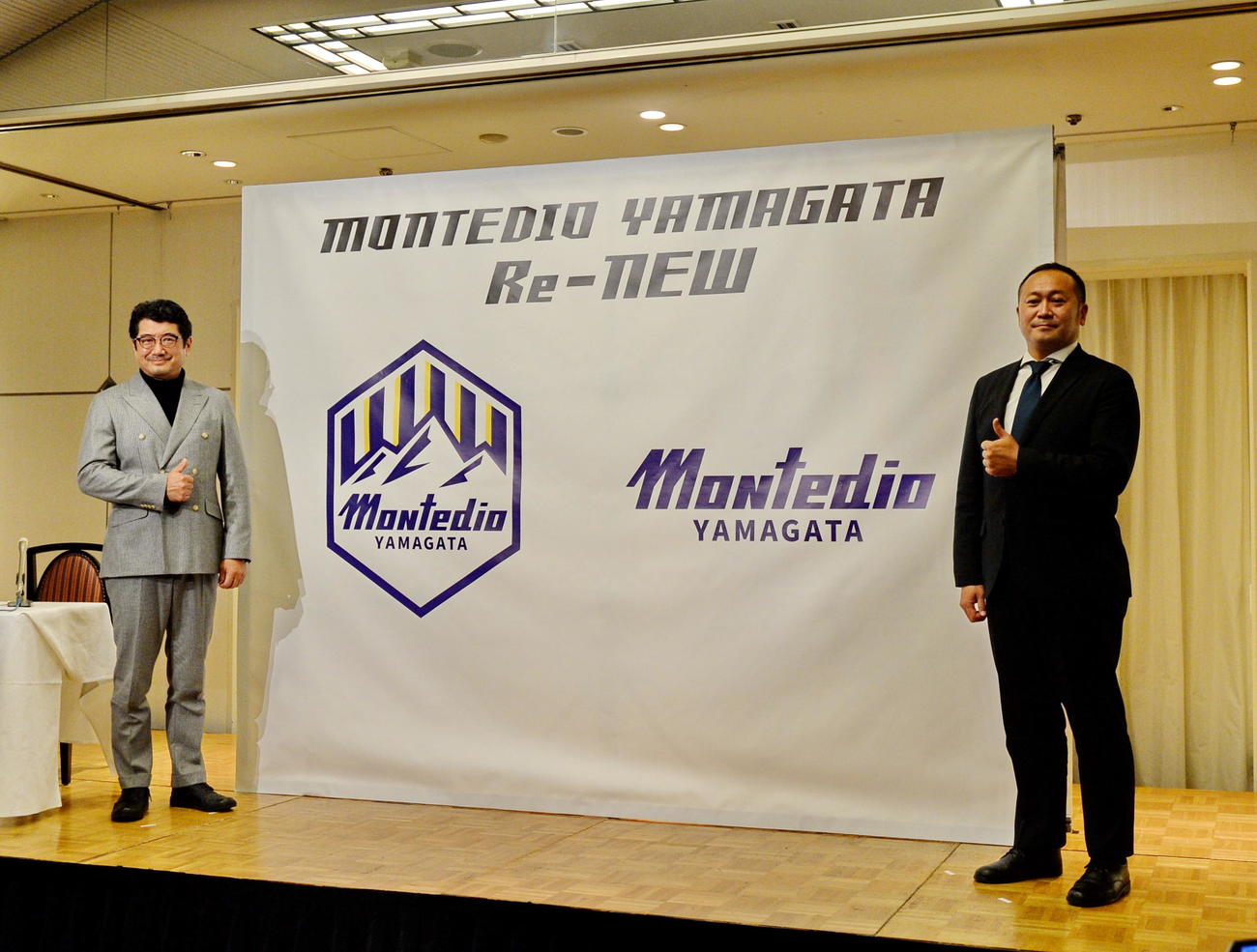 新しいエンブレムとロゴを発表した、左からデザイナーの奥山氏と山形・相田社長