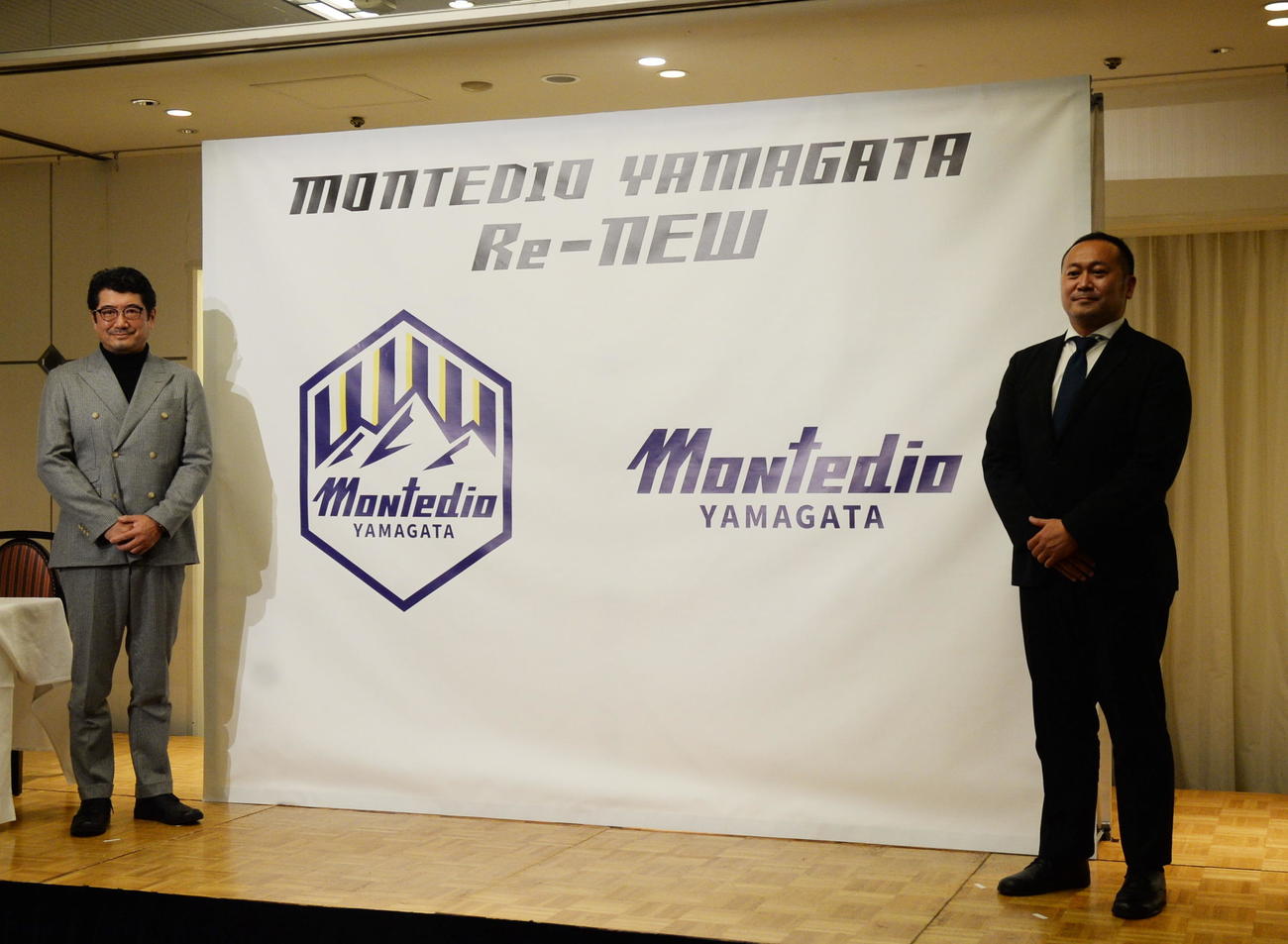 モンテディオ山形が新エンブレムと新ロゴを発表した。左から新エンブレム、新ロゴのをデザインした奥山氏、モンテディオ山形・相田社長（撮影・濱本神威）