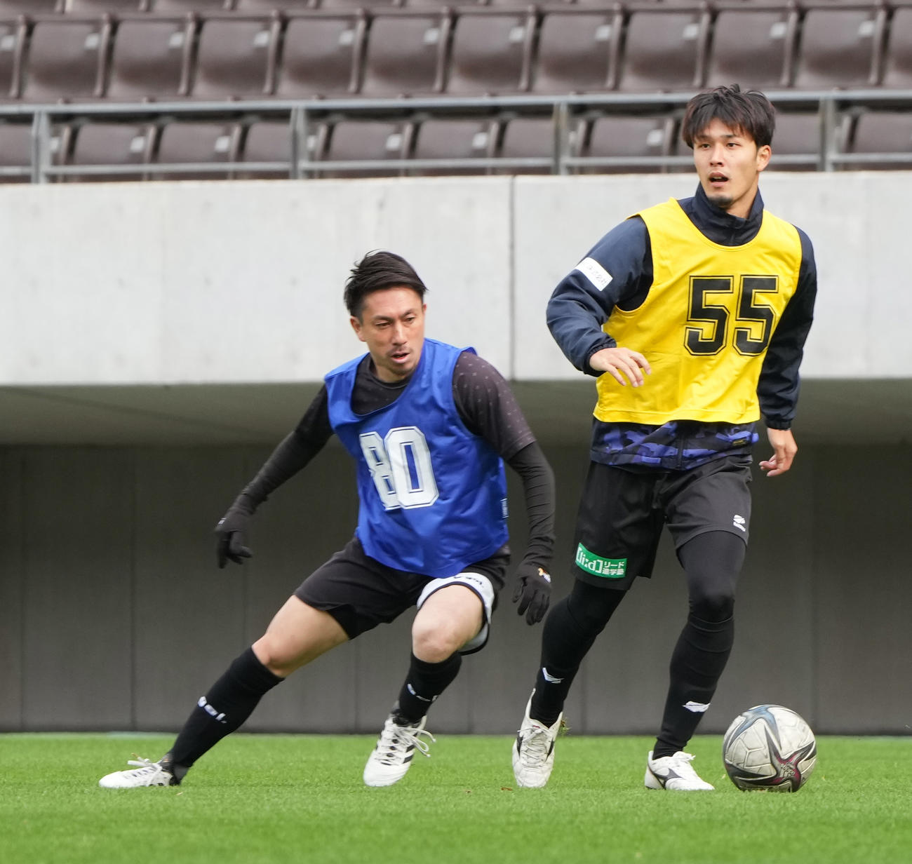 2021 JPFAトライアウト2日目午前の部、試合形式でプレーする枝本（左）と三島（撮影・小沢裕）