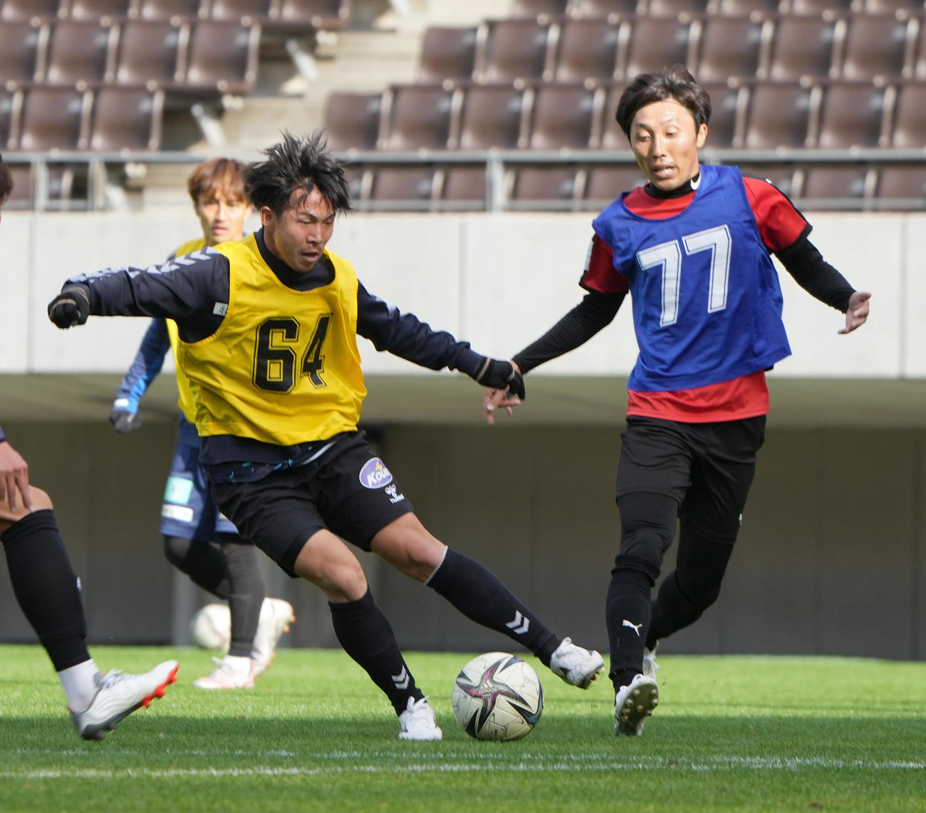 2021 JPFAトライアウト2日目午前の部、試合形式でプレーする青山（左）と水野（撮影・小沢裕）