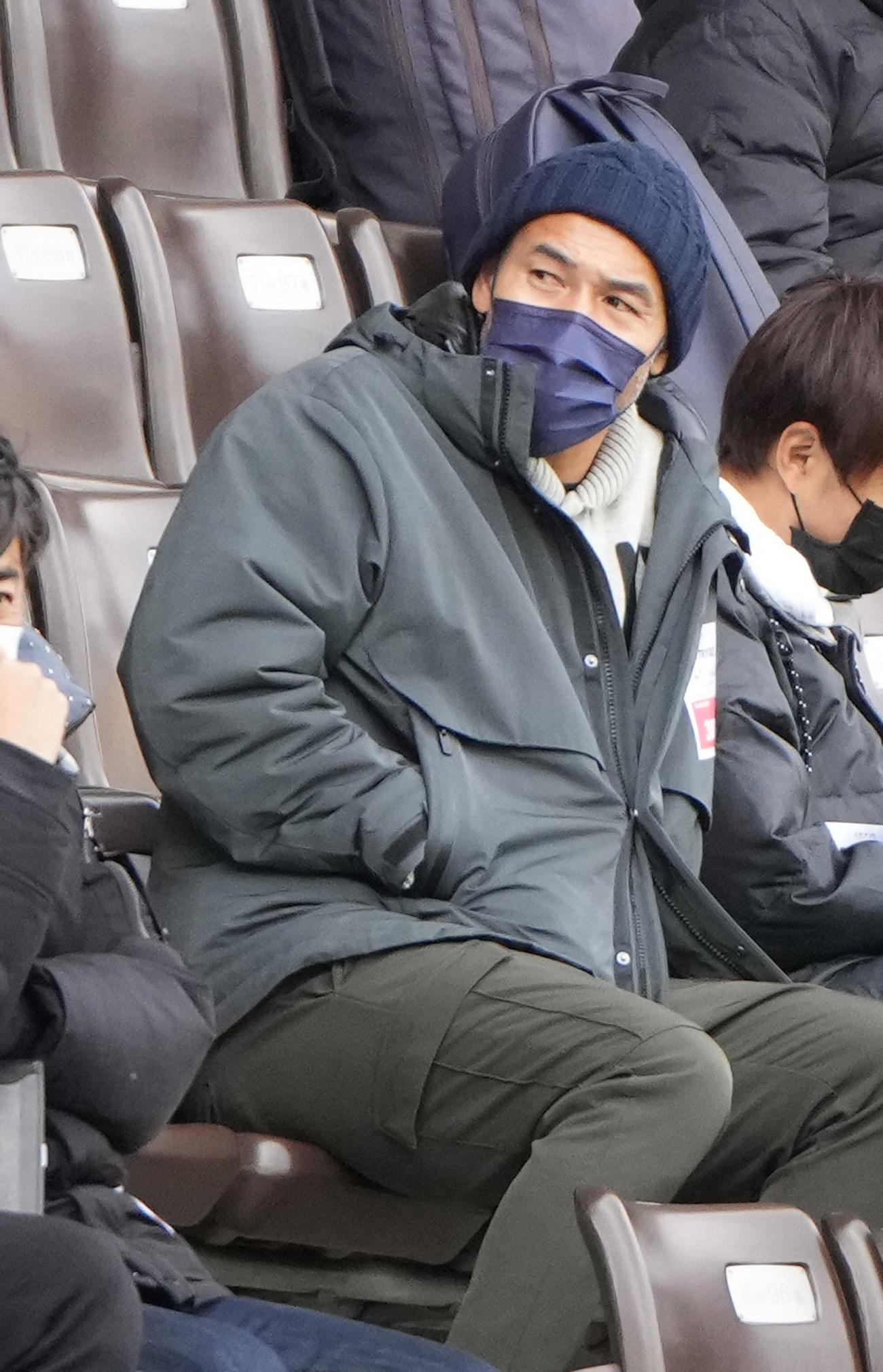 2021 JPFAトライアウト2日目午前の部、スタンドで視察する沖縄SV高原監督（撮影・小沢裕）