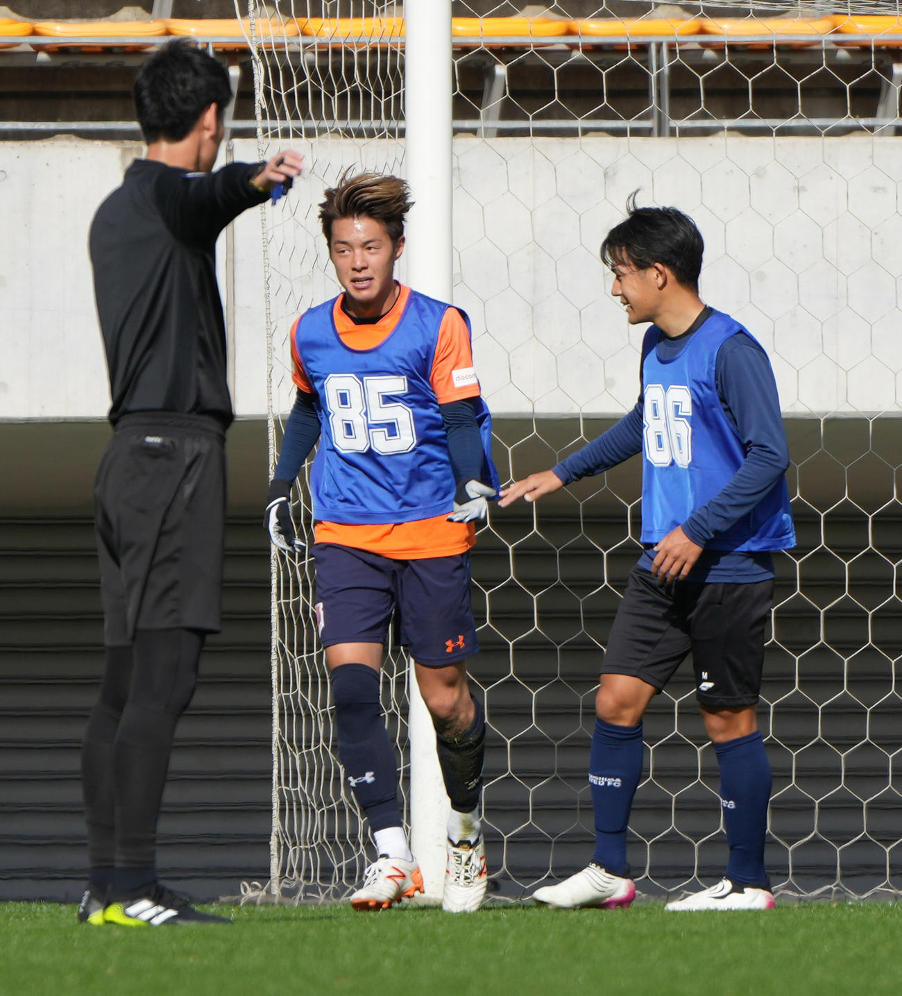 2021 JPFAトライアウト2日目午前の部、試合形式でプレーした佐相は2ゴール目を奪い中村（右）の祝福を受ける（撮影・小沢裕）