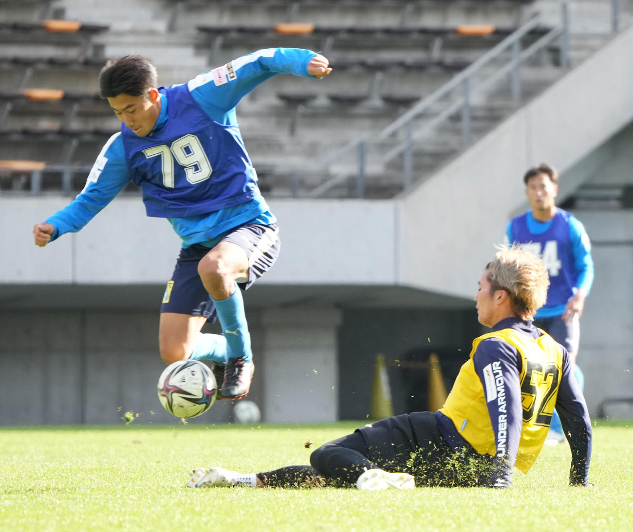 2021 JPFAトライアウト2日目午前の部、試合形式のプレーで平川（右）のスライディングをかわしてドリブル突破する今村（撮影・小沢裕）