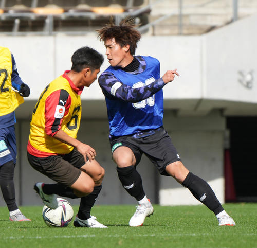 2021 JPFAトライアウト2日目午前の部、試合形式でプレーする中島（右）（撮影・小沢裕）