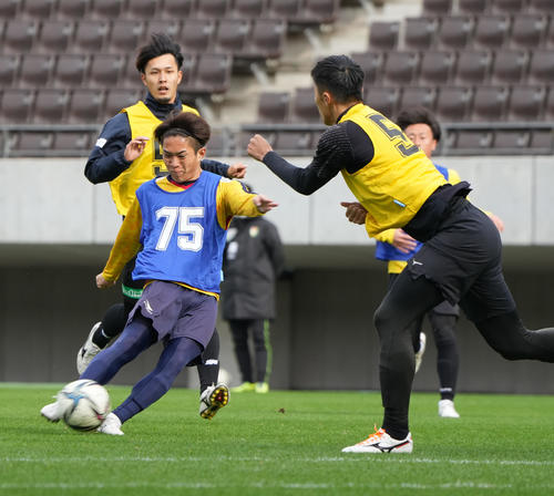 2021 JPFAトライアウト2日目午前の部、試合形式でシュートを放つ斧沢（撮影・小沢裕）