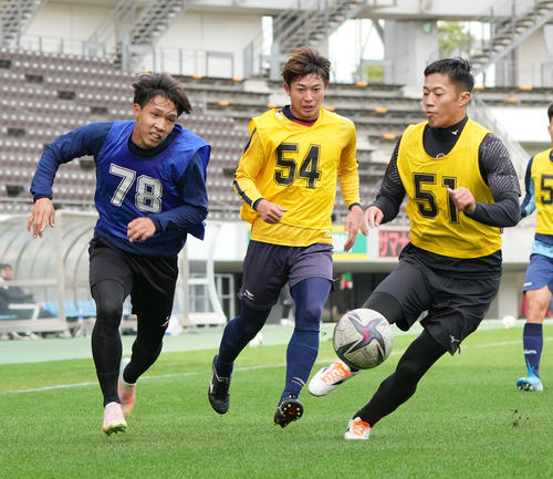2021 JPFAトライアウト2日目午前の部、試合形式でプレーする、左から三宅、佐藤、池田（撮影・小沢裕）