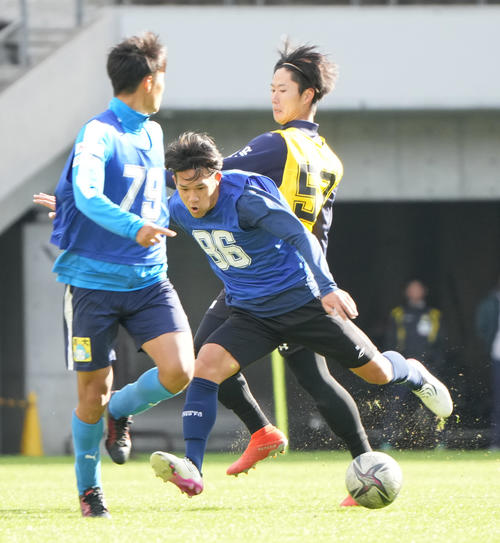 2021 JPFAトライアウト2日目午前の部、試合形式でプレーする中村（中央）（撮影・小沢裕）