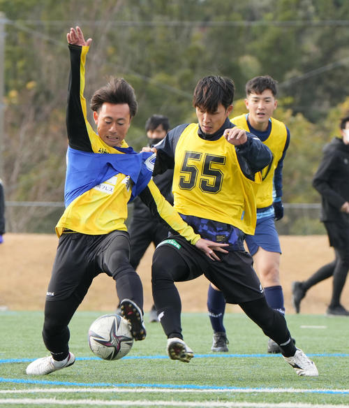 2021 JPFAトライアウト2日目午前の部、ミニゲームでボールを競り合う和田（左）と三島（撮影・小沢裕）