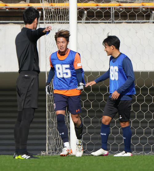 2021 JPFAトライアウト2日目午前の部、試合形式でプレーした佐相は2ゴール目を奪い中村（右）の祝福を受ける（撮影・小沢裕）