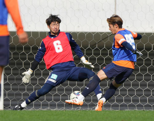 2021 JPFAトライアウト2日目午前の部、試合形式でプレーした佐相（右）は1ゴール目を奪う（撮影・小沢裕）