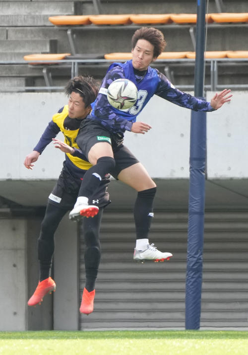 2021 JPFAトライアウト2日目午前の部、試合形式でプレーする嫁阪（左）と中島（撮影・小沢裕）