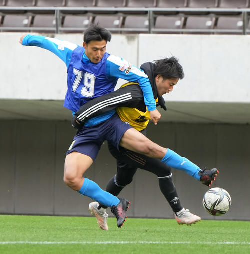2021 JPFAトライアウト2日目午前の部、試合形式でプレーする今村（左）と長倉（撮影・小沢裕）