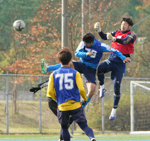 2021 JPFAトライアウト2日目午前の部、ミニゲームでボールを競り合う今村（左）と今川（撮影・小沢裕）
