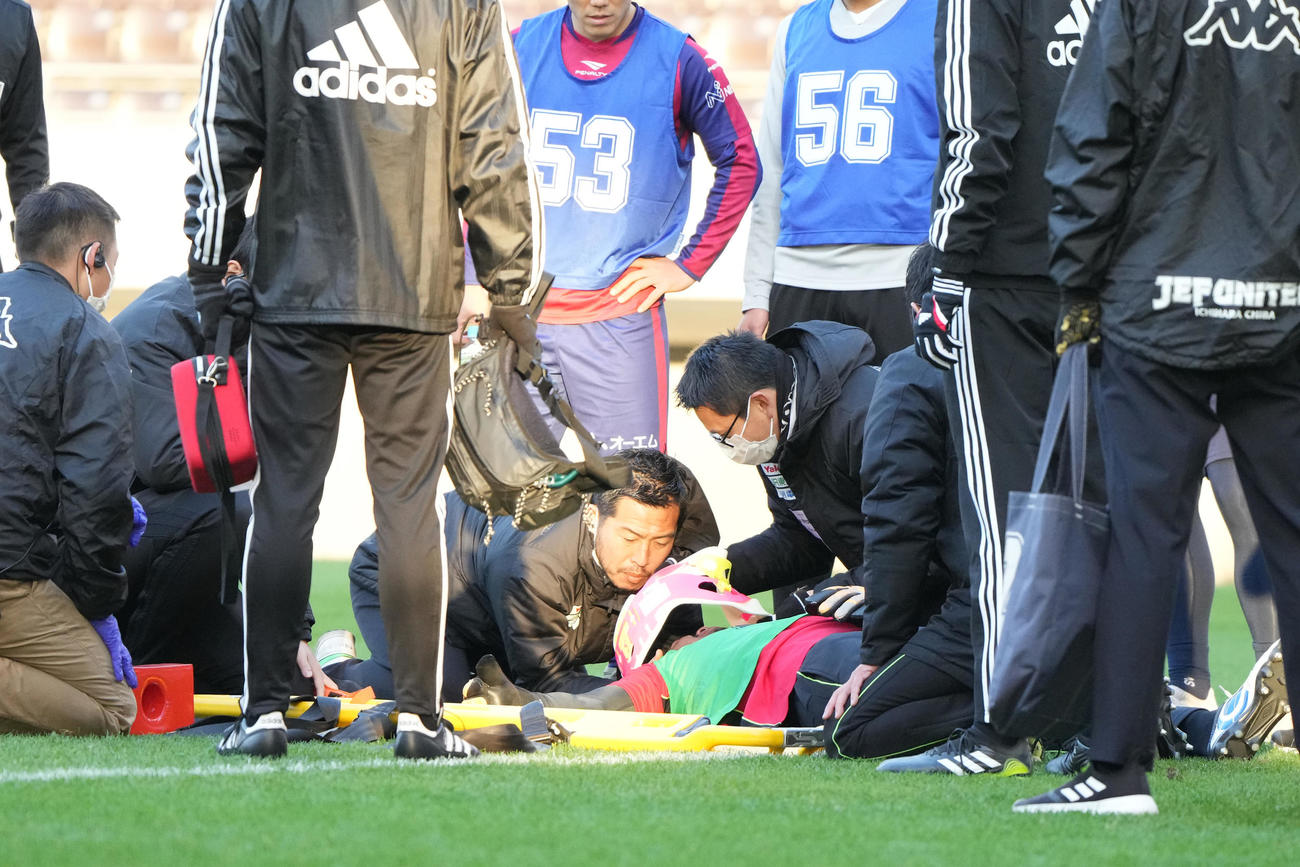9日、トライアウト中にけがをした千葉GK相沢ピーターコアミ（下）は頭部を固定され担架に乗せられる