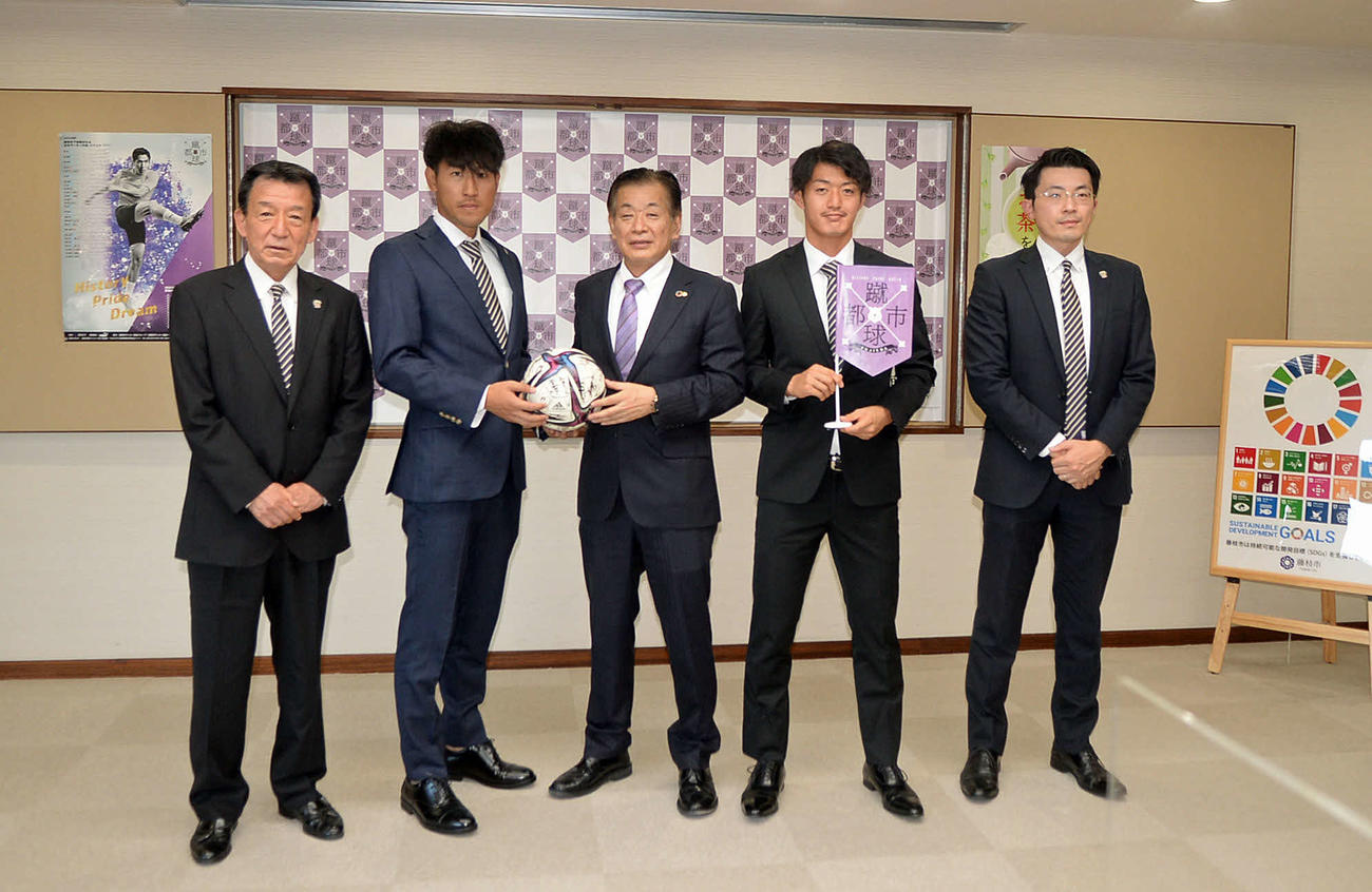 シーズン報告会を終え記念撮影する、左から藤枝・鎌田会長、藤枝DF川島、藤枝市・河野副市長、藤枝DF鈴木、藤枝・徳田社長