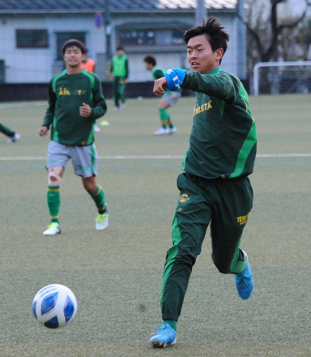 パスを出す帝京長岡・三宅主将（11月30日撮影）