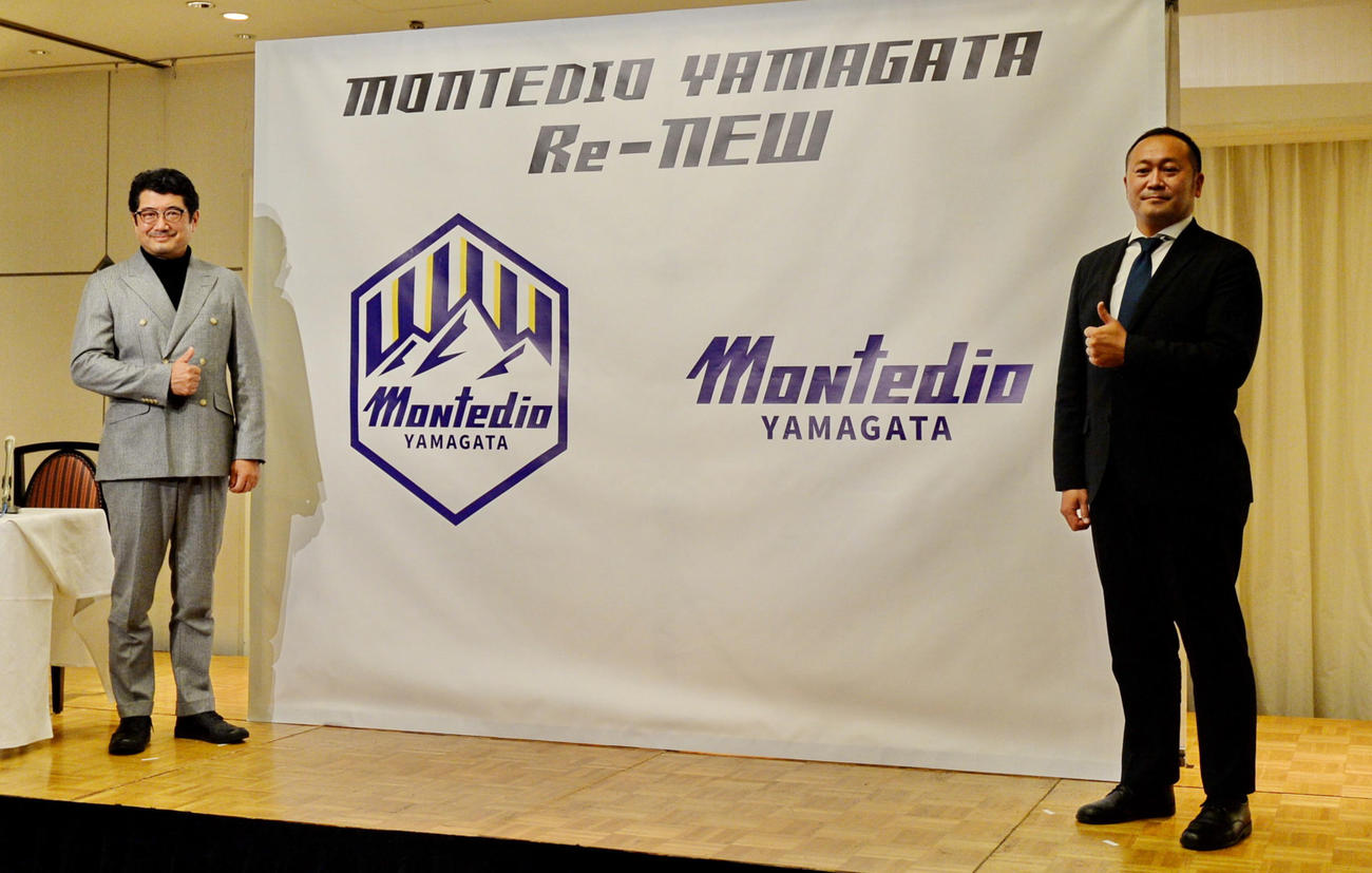 新エンブレムとロゴを発表した、デザイナーの奥山清行氏（左）と山形相田社長