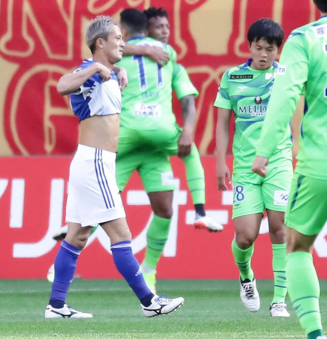 J2降格が決まった湘南戦で先制ゴールを許しがっくりする関口（左）